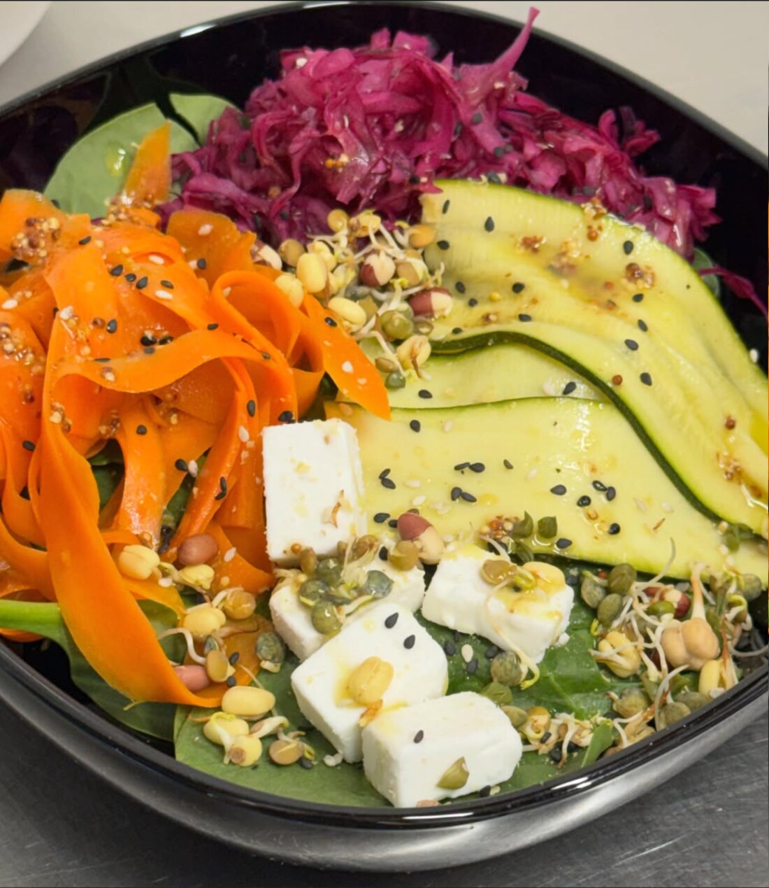 Veggie bowl maison, carottes et chou rouge marinés, feta végétale